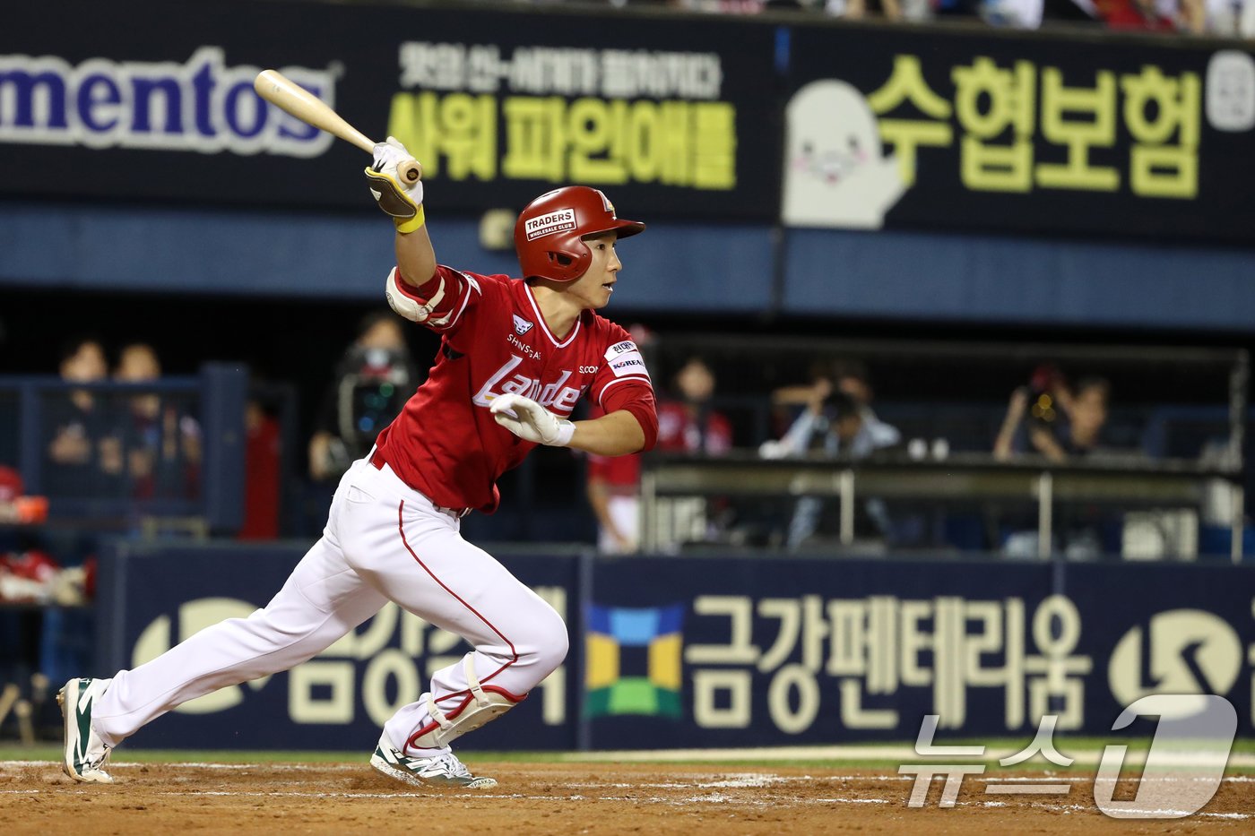 23일 오후 서울 송파구 잠실야구장에서 열린 프로야구 &#39;2024 신한 SOL 뱅크 KBO리그&#39; 두산베어스와 SSG랜더스의 경기에서 3회초 SSG 공격 2사 주자 1,2루 상황 박성한이 1타점 적시타를 치고 있다. 2024.9.23/뉴스1 ⓒ News1 이승배 기자