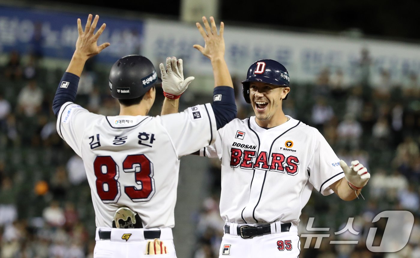 본문 이미지 - 23일 오후 서울 송파구 잠실야구장에서 열린 프로야구 '2024 신한 SOL 뱅크 KBO리그' 두산베어스와 SSG랜더스의 경기에서 5회말 두산 공격 무사 주자 만루 상황 제러드가 안타를 치고 기뻐하고 있다. 2024.9.23/뉴스1 ⓒ News1 이승배 기자