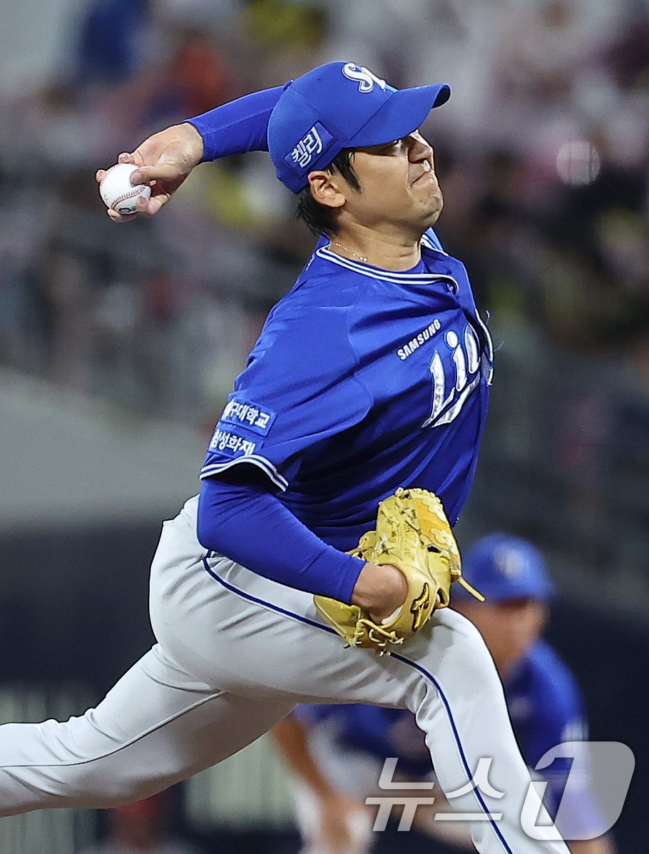 본문 이미지 - 23일 오후 광주 기아챔피언스필드에서 열린 '2024 신한 SOL 뱅크 KBO리그' 삼성 라이온즈와 KIA 타이거즈의 경기, 삼성 백정현이 8회말 등판해 힘차게 공을 던지고 있다. 2024.9.23/뉴스1 ⓒ News1 김진환 기자