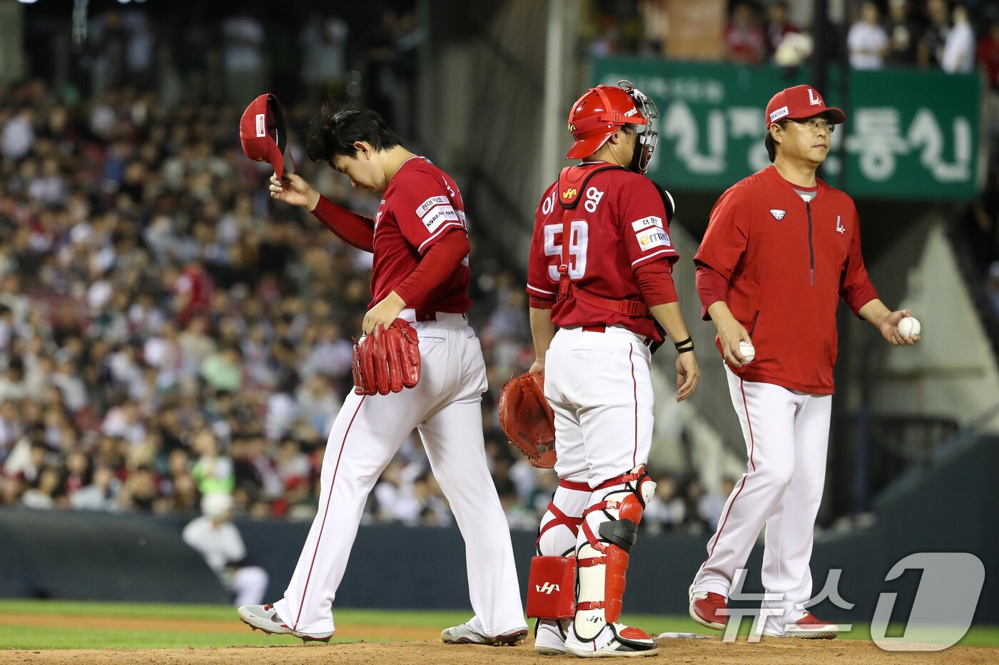 본문 이미지 - 23일 오후 서울 송파구 잠실야구장에서 열린 프로야구 &#39;2024 신한 SOL 뱅크 KBO리그&#39; 두산베어스와 SSG랜더스의 경기에서 5회말 두산 공격 무사 주자 만루 상황 SSG 선발투수 송영진이 서진용과 교체돼 마운드를 내려가고 있다. 2024.9.23/뉴스1 ⓒ News1 이승배 기자