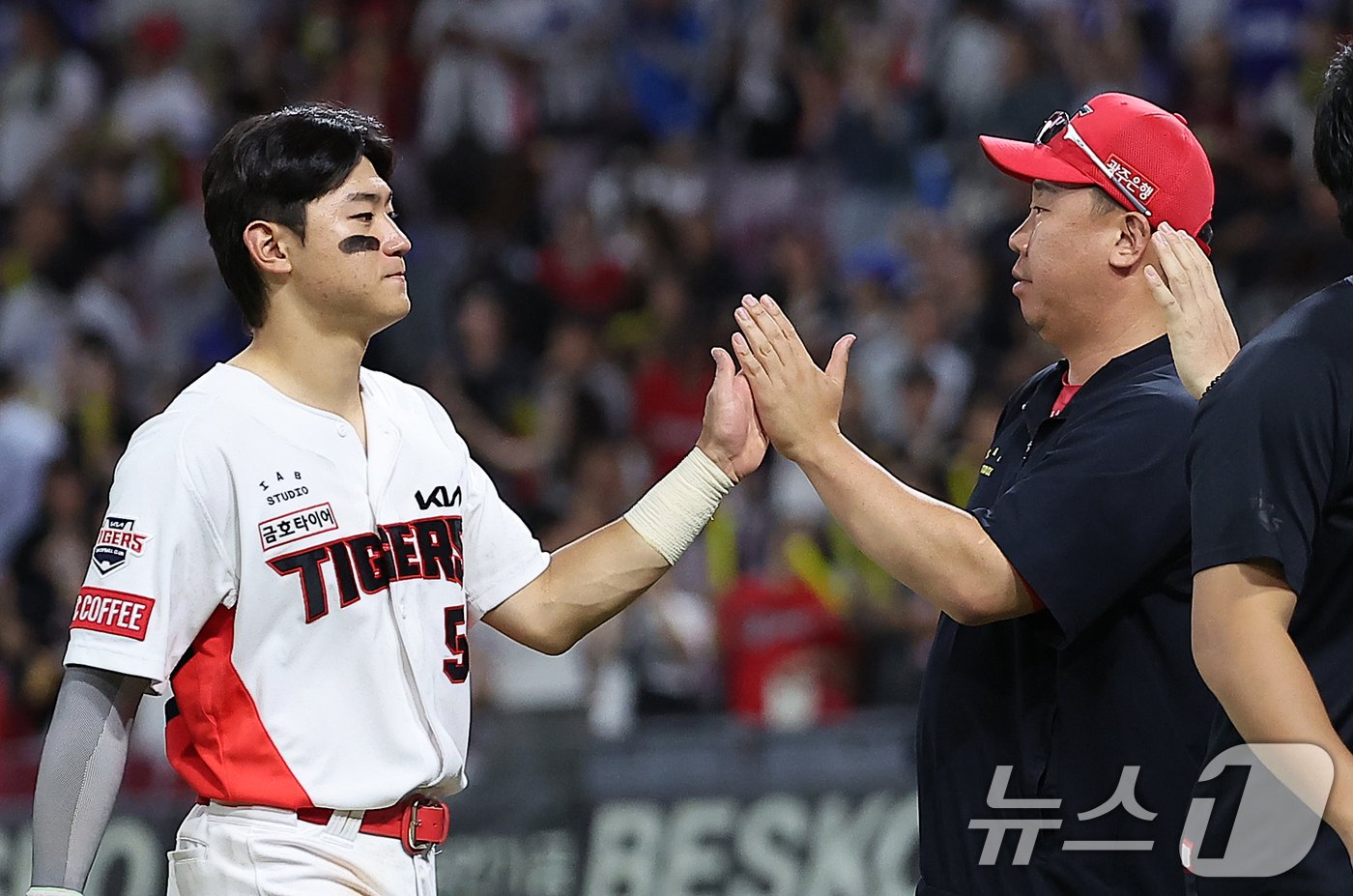 23일 오후 광주 기아챔피언스필드에서 열린 &#39;2024 신한 SOL 뱅크 KBO리그&#39; 삼성 라이온즈와 KIA 타이거즈의 경기에서 5대3 승리를 거둔 KIA 이범호 감독이 김도영과 기쁨을 나누고 있다. 2024.9.23/뉴스1 ⓒ News1 김진환 기자