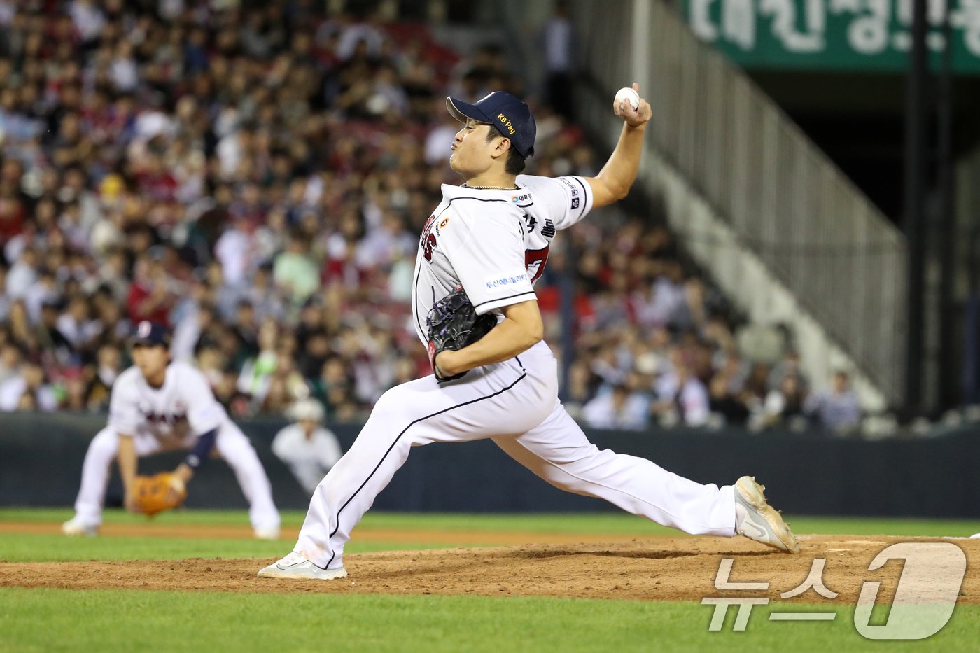 23일 오후 서울 송파구 잠실야구장에서 열린 프로야구 &#39;2024 신한 SOL 뱅크 KBO리그&#39; 두산베어스와 SSG랜더스의 경기에서 7회초 SSG 공격 두산 김강률이 역투하고 있다. 2024.9.23/뉴스1 ⓒ News1 이승배 기자