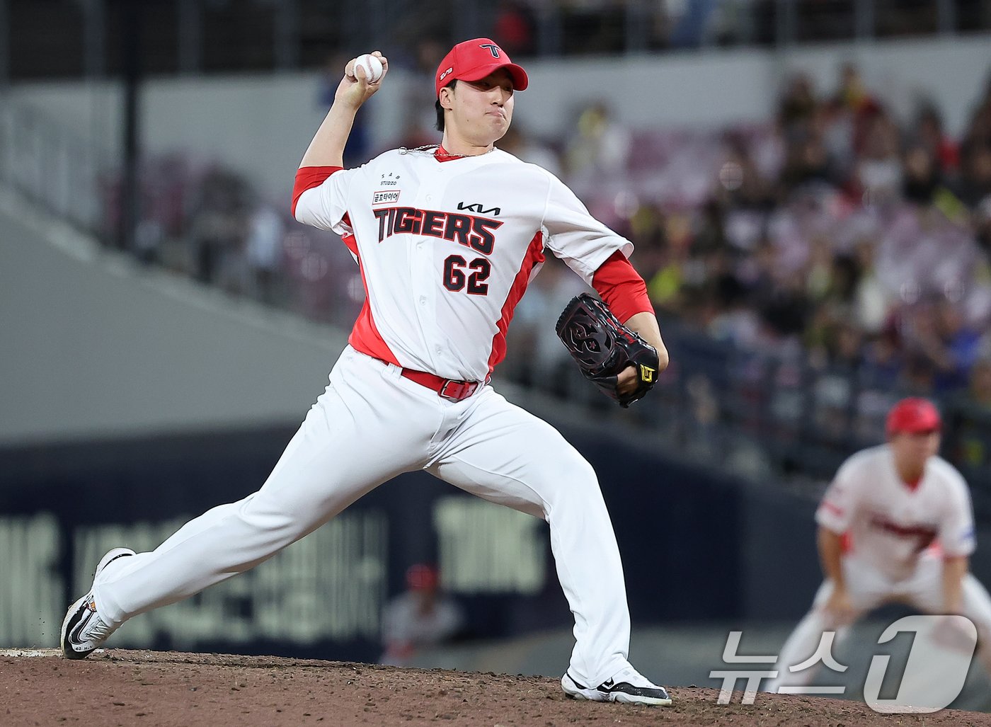 본문 이미지 - 23일 오후 광주 기아챔피언스필드에서 열린 '2024 신한 SOL 뱅크 KBO리그' 삼성 라이온즈와 KIA 타이거즈의 경기, KIA 마무리 정해영이 9회초 2사 등판해 힘차게 공을 던지고 있다. 2024.9.23/뉴스1 ⓒ News1 김진환 기자