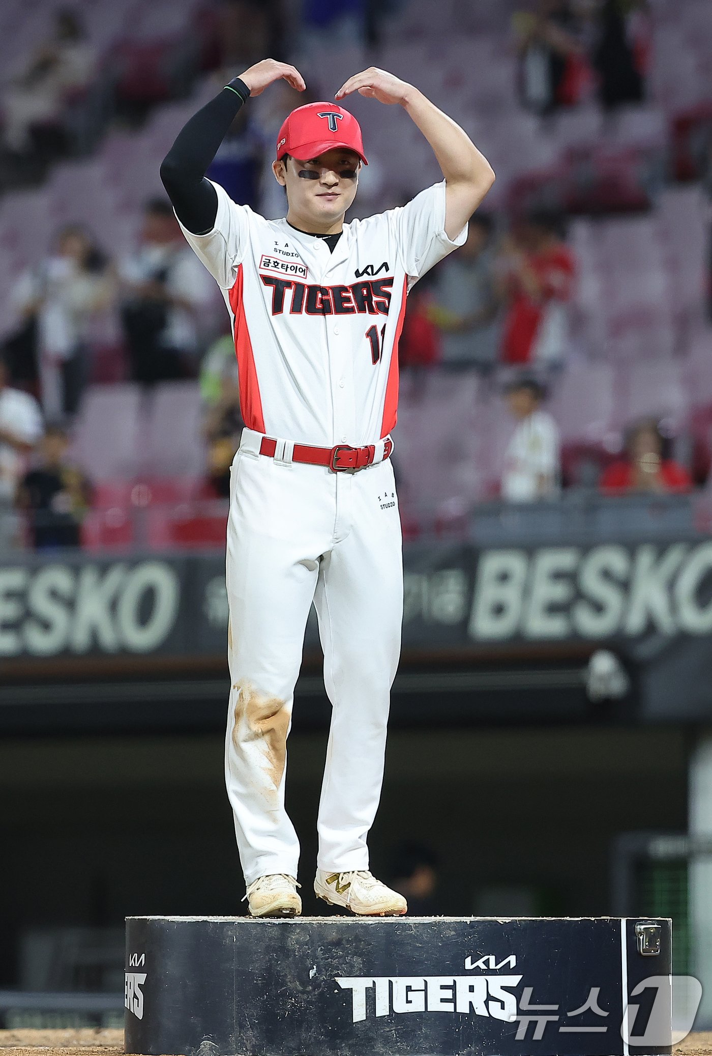 본문 이미지 - 23일 오후 광주 기아챔피언스필드에서 열린 '2024 신한 SOL 뱅크 KBO리그' 삼성 라이온즈와 KIA 타이거즈의 경기에서 5대3 승리를 거둔 KIA 윤도현이 수훈선수 인터뷰 중 팬들에게 인사하고 있다. 2024.9.23/뉴스1 ⓒ News1 김진환 기자