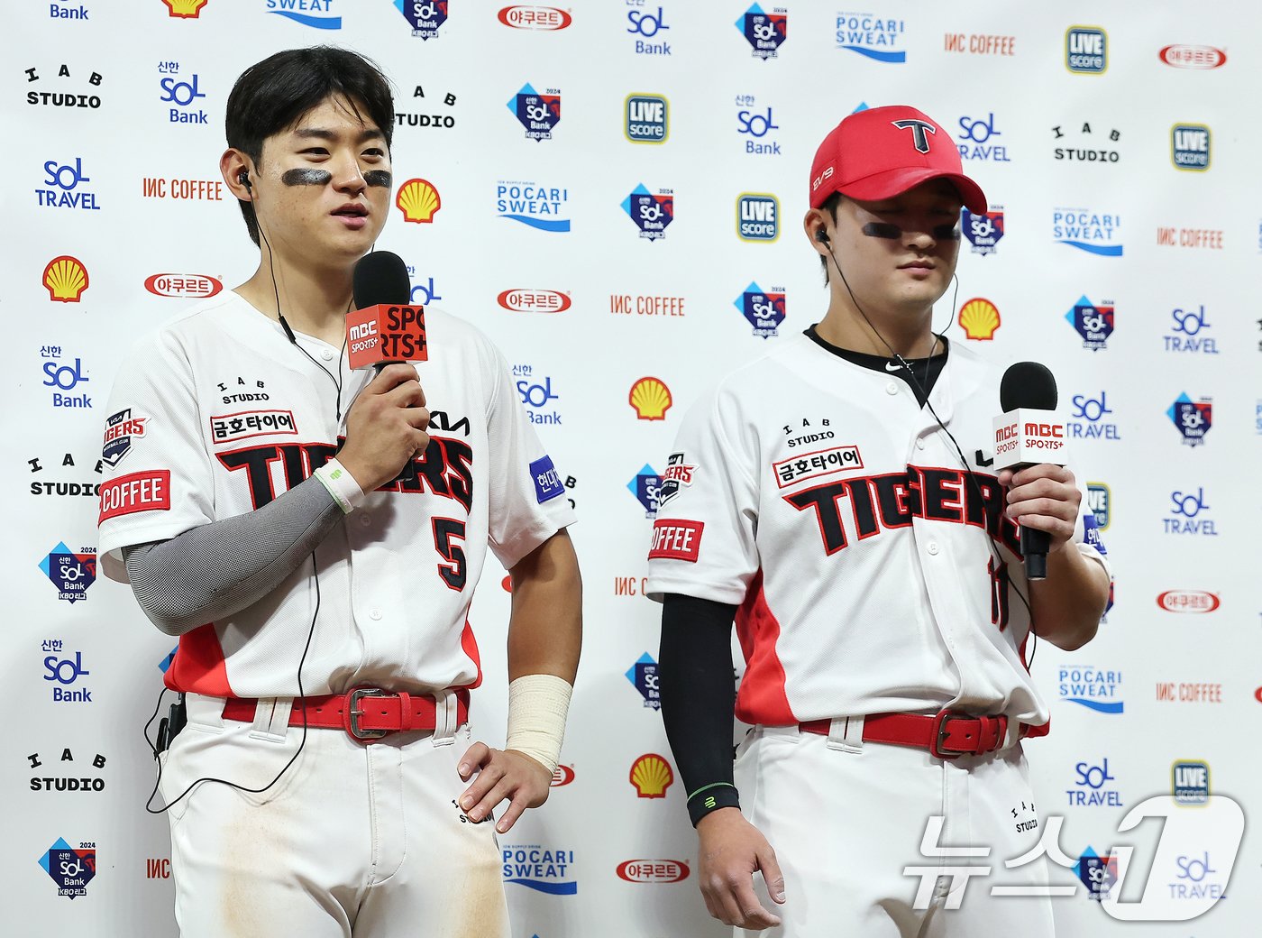 본문 이미지 - 23일 오후 광주 기아챔피언스필드에서 열린 '2024 신한 SOL 뱅크 KBO리그' 삼성 라이온즈와 KIA 타이거즈의 경기에서 5대3 승리를 거둔 KIA 김도영과 윤도현(오른쪽)이 방송 인터뷰를 하고 있다. 이날 김도영은 홈런 포함 3안타 1타점 3득점 1볼넷 1도로 맹활약하며 승리의 주역이 됐다. 2024.9.23/뉴스1 ⓒ News1 김진환 기자