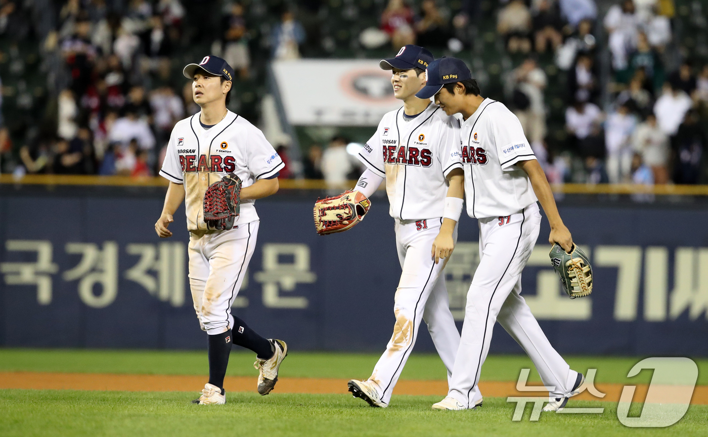 (서울=뉴스1) 이승배 기자 = 23일 오후 서울 송파구 잠실야구장에서 열린 프로야구 '2024 신한 SOL 뱅크 KBO리그' 두산베어스와 SSG랜더스의 경기에서 8대4로 승리한 …