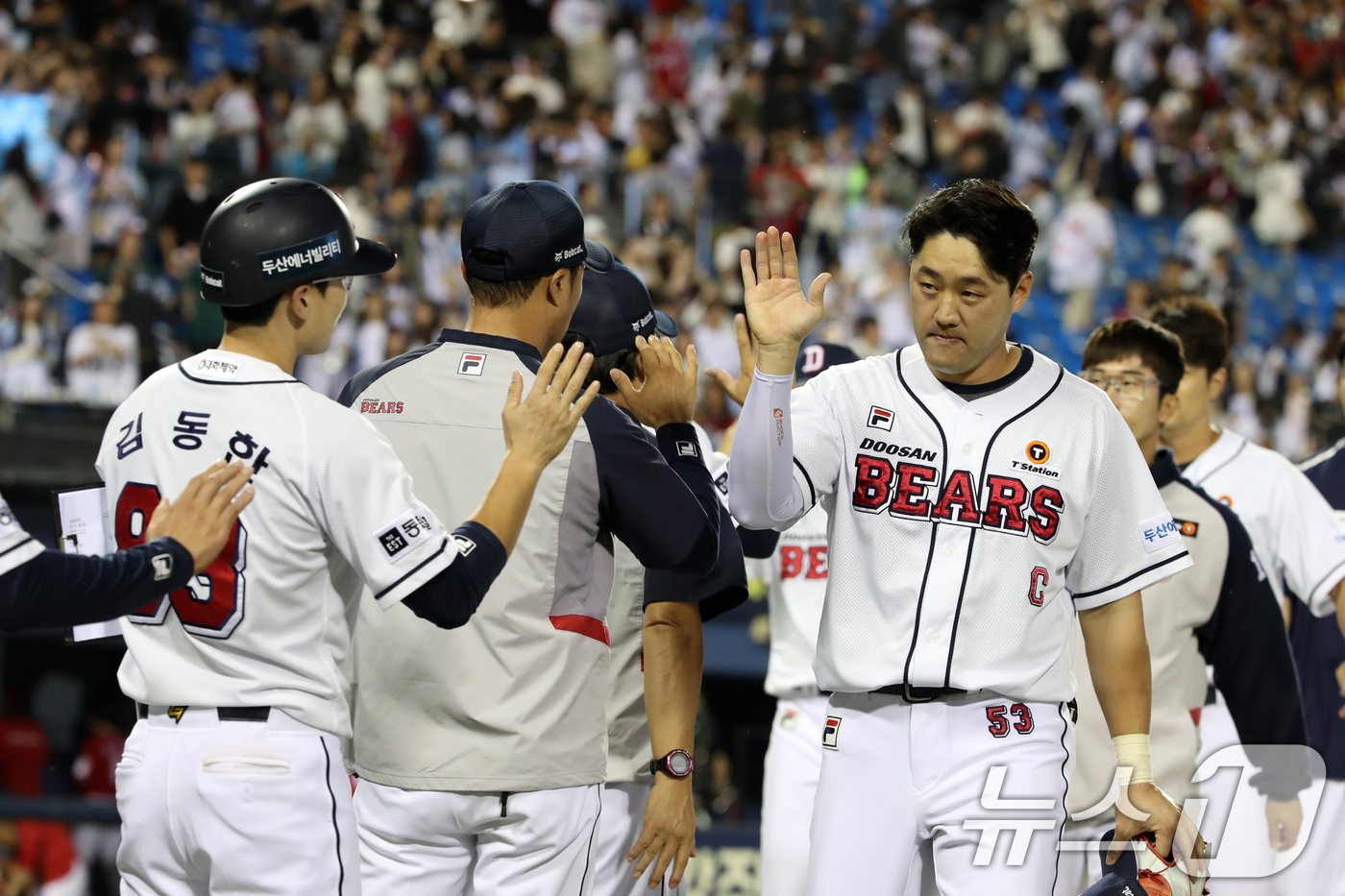 (서울=뉴스1) 이승배 기자 = 23일 오후 서울 송파구 잠실야구장에서 열린 프로야구 '2024 신한 SOL 뱅크 KBO리그' 두산베어스와 SSG랜더스의 경기에서 8대4로 승리한 …