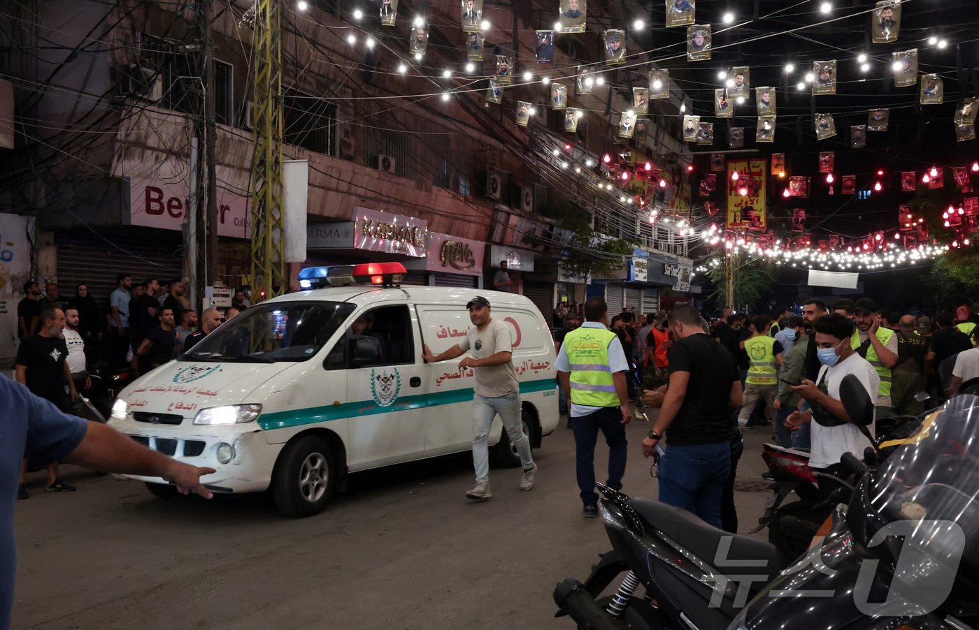 본문 이미지 - 23일(현지시간) 이스라엘군이 레바논 수도 베이루트를 표적 공습한 가운데, 베이루트 남부 교외 지역에서 앰뷸런스가 공습 현장에 진입하고 있다. 2024.09.23. ⓒ 로이터=뉴스1 ⓒ News1 박재하 기자