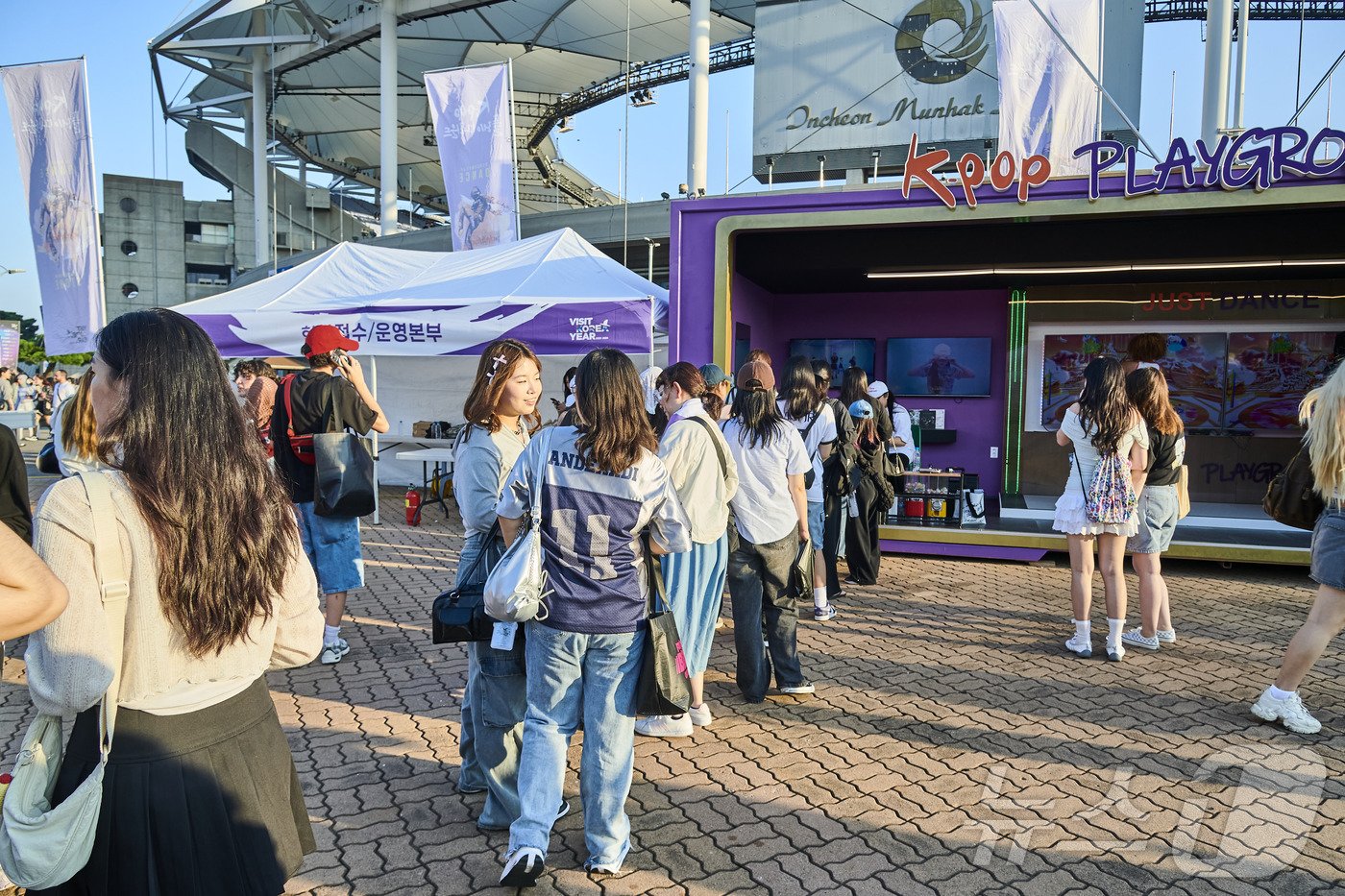 본문 이미지 - 인천 잉크콘서트에 마련한 케이팝 팝업스토어(한국방문의해위원회 제공)