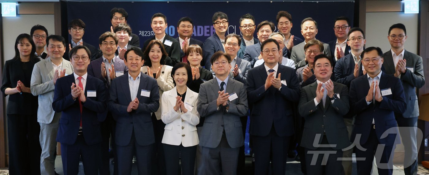 본문 이미지 - 이영섭 뉴스1 대표이사와 최수진 국민의힘 의원, 강석연 식품의약품안전평가원장을 비롯한 참석자들이 24일 서울 중구 롯데호텔에서 열린 제23회 바이오 리더스 클럽에서 박수를 치고 있다. 2024.9.24/뉴스1 ⓒ News1 황기선 기자