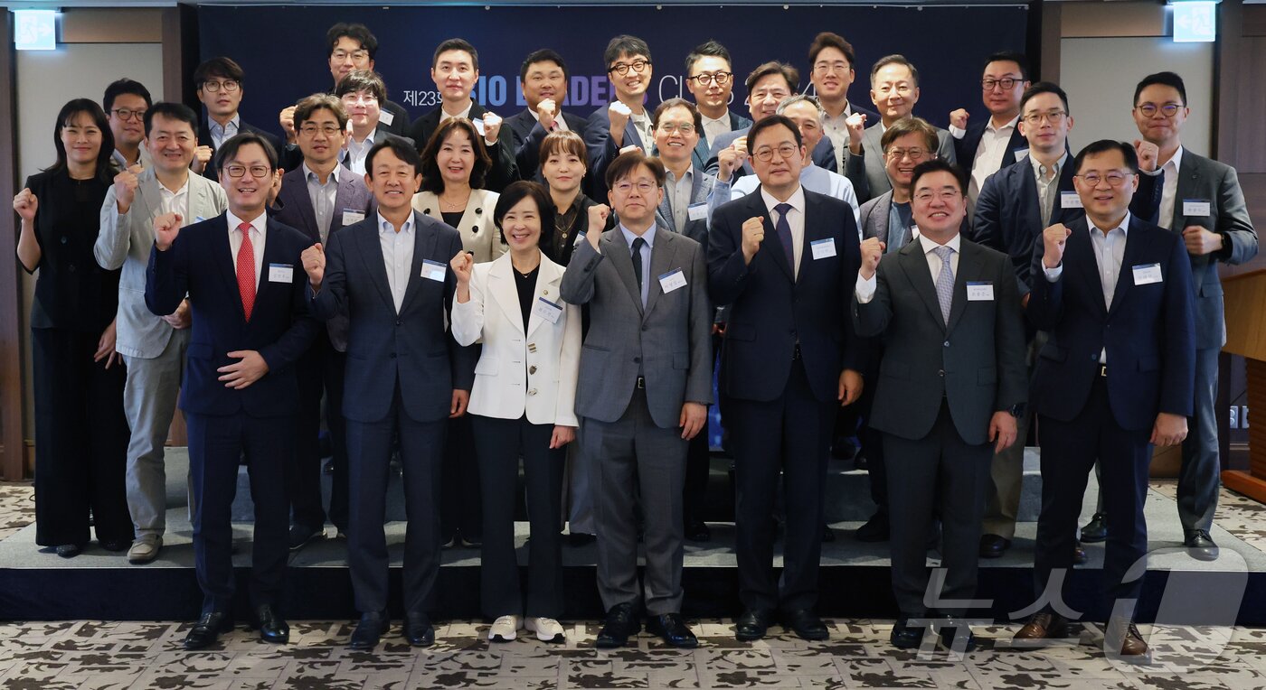 본문 이미지 - 이영섭 뉴스1 대표이사와 최수진 국민의힘 의원, 강석연 식품의약품안전평가원장을 비롯한 참석자들이 24일 서울 중구 롯데호텔에서 열린 제23회 바이오 리더스 클럽에서 파이팅을 외치고 있다. 2024.9.24/뉴스1 ⓒ News1 황기선 기자
