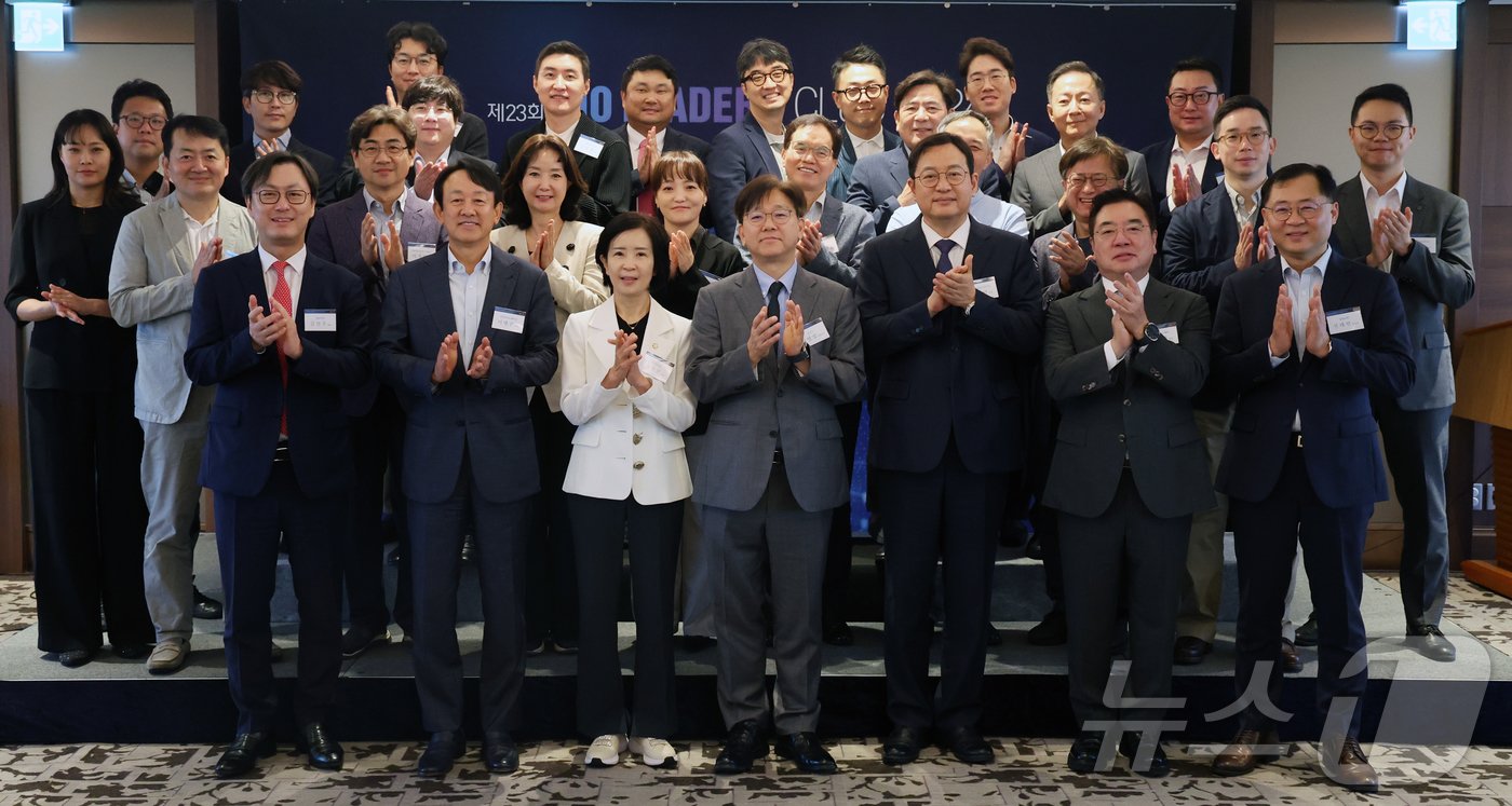 본문 이미지 - 이영섭 뉴스1 대표이사와 최수진 국민의힘 의원, 강석연 식품의약품안전평가원장을 비롯한 참석자들이 24일 서울 중구 롯데호텔에서 열린 제23회 바이오 리더스 클럽에서 박수를 치고 있다. 2024.9.24/뉴스1 ⓒ News1 황기선 기자