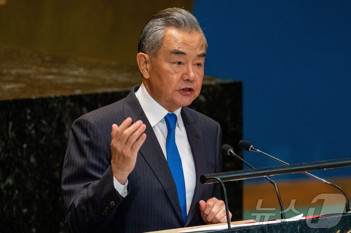 본문 이미지 - 왕이 중국 외교부장 겸 중앙외사판공실 주임이 23일 미국 뉴욕 유엔본부에서 연설하고 있다. 2024.9.23 ⓒ 로이터=뉴스1 ⓒ News1 강민경 기자