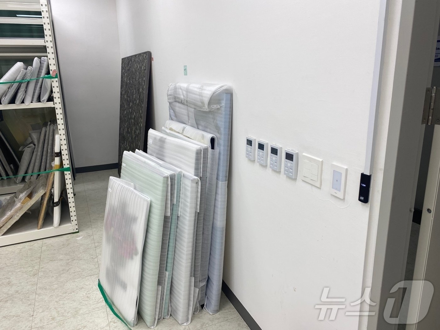 본문 이미지 - 경찰이 압수수색 한 A 씨 일당의 수장고 (서울경찰청 금융범죄수사대 제공)