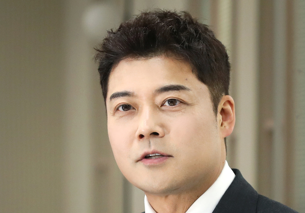 9년 전 차에서 링거 맞은 전현무…"의사 판단 따른 것, 불법 없었다" [공식]