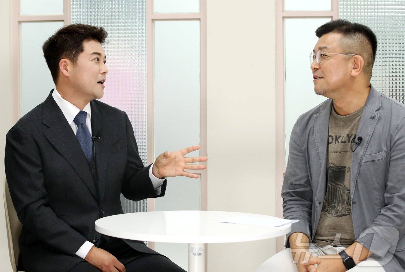 본문 이미지 - 방송인 전현무( 왼쪽)와 정덕현 대중문화평론가 / 뉴스1 ⓒ News1 권현진 기자