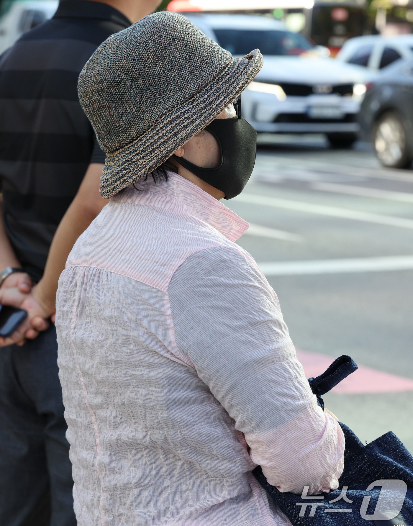 (서울=뉴스1) 장수영 기자 = 일교차가 커지며 출근길 쌀쌀한 날씨를 보인 24일 오전 서울 종로구 광화문광장 인근에서 모자와 마스크를 착용한 시민이 길을 걷고 있다. 2024.9 …