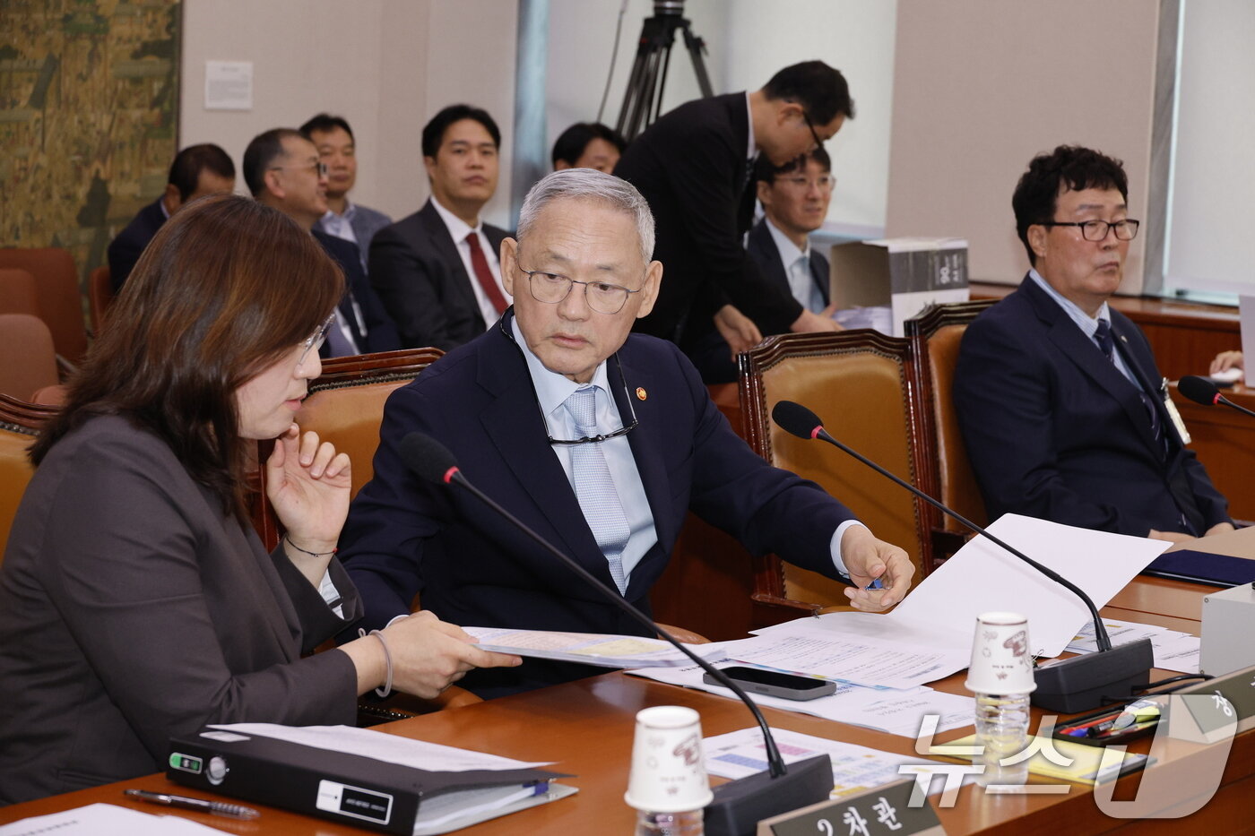 유인촌 문화체육관광부 장관&#40;가운데&#41;이 24일 오전 서울 여의도 국회 문화체육관광위원회에서 열린 대한축구협회 등에 대한 현안질의에 출석해 장미란 2차관&#40;왼쪽&#41;과 대화하고 있다. 오른쪽은 김택규 대한배드민턴협회장. 2024.9.24/뉴스1 ⓒ News1 안은나 기자