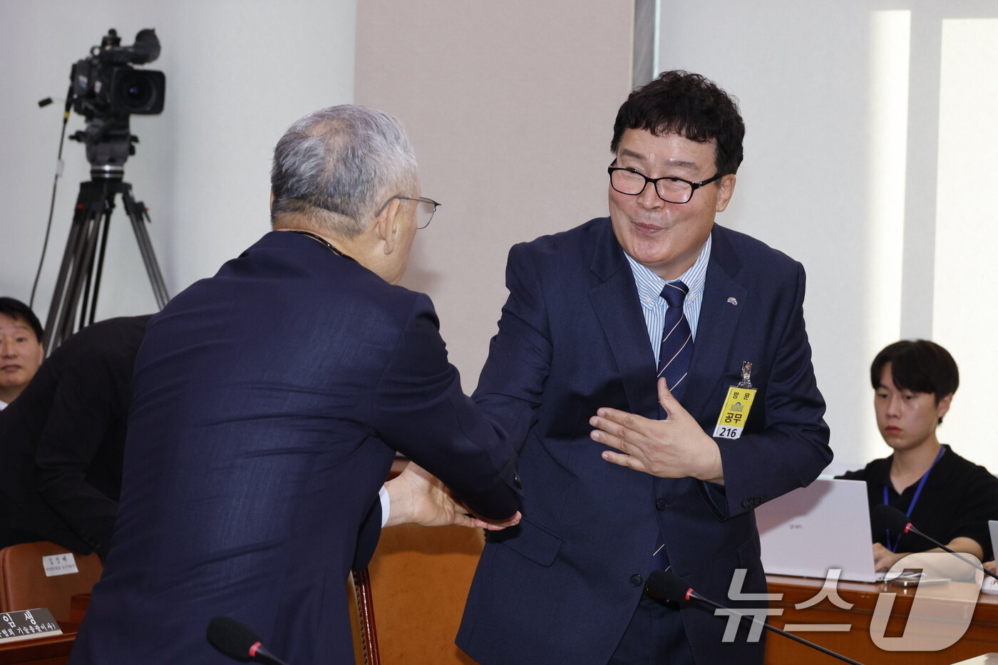 본문 이미지 - 김택규 대한배드민턴협회장이 24일 오전 서울 여의도 국회 문화체육관광위원회에서 열린 대한축구협회 등에 대한 현안질의에 출석해 유인촌 문화체육관광부 장관과 인사하고 있다. 2024.9.24/뉴스1 ⓒ News1 안은나 기자