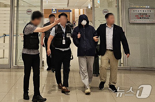 (서울=뉴스1) = 태국 파타야 드럼통 살인사건 피의자 3명 중 1명인 A 씨(39)가 24일 오전 인천국제공항을 통해 강제송환 되고 있다.A 씨는 지난 5월 3일 일당 2명과 태 …
