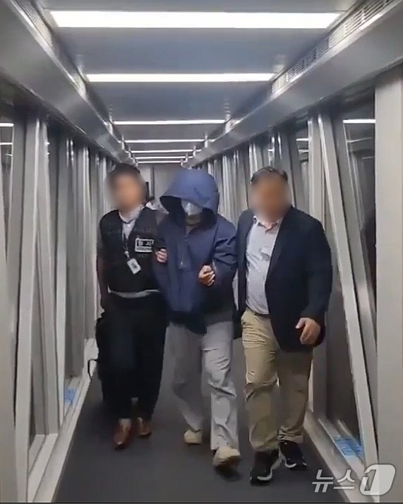 본문 이미지 - 태국 파타야 드럼통 살인사건 피의자 3명 중 1명인 A 씨(39)가 24일 오전 인천국제공항을 통해 강제송환 되고 있다. A 씨는 지난 5월 3일 일당 2명과 태국 방콕의 클럽에서 한국인 남성 관광객 B 씨(34·남)를 렌터카에 태워 파타야로 납치한 뒤 살해하고 다음 날 밤 대형 플라스틱 통에 시멘트와 함께 넣어 인근 저수지에 유기한 혐의를 받는다. (경찰청 제공) 2024.9.24/뉴스1