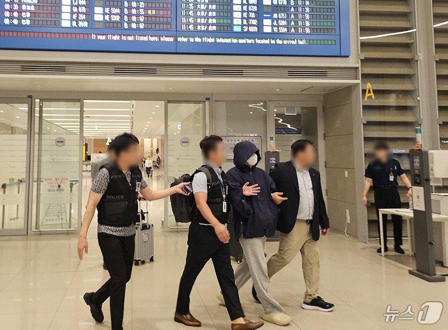 본문 이미지 - 태국 파타야 드럼통 살인사건 피의자 3명 중 1명인 A 씨(39)가 24일 오전 인천국제공항을 통해 강제송환 되고 있다. A 씨는 지난 5월 3일 일당 2명과 태국 방콕의 클럽에서 한국인 남성 관광객 B 씨(34·남)를 렌터카에 태워 파타야로 납치한 뒤 살해하고 다음 날 밤 대형 플라스틱 통에 시멘트와 함께 넣어 인근 저수지에 유기한 혐의를 받는다. (경찰청 제공) 2024.9.24/뉴스1