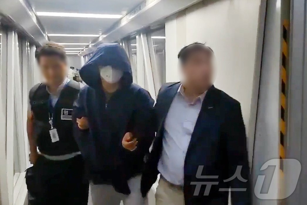 본문 이미지 - 태국 파타야 드럼통 살인사건 피의자 3명 중 1명인 A 씨(39)가 24일 오전 인천국제공항을 통해 강제송환 되고 있다. A 씨는 지난 5월 3일 일당 2명과 태국 방콕의 클럽에서 한국인 남성 관광객 B 씨(34·남)를 렌터카에 태워 파타야로 납치한 뒤 살해하고 다음 날 밤 대형 플라스틱 통에 시멘트와 함께 넣어 인근 저수지에 유기한 혐의를 받는다. (경찰청 제공) 2024.9.24/뉴스1