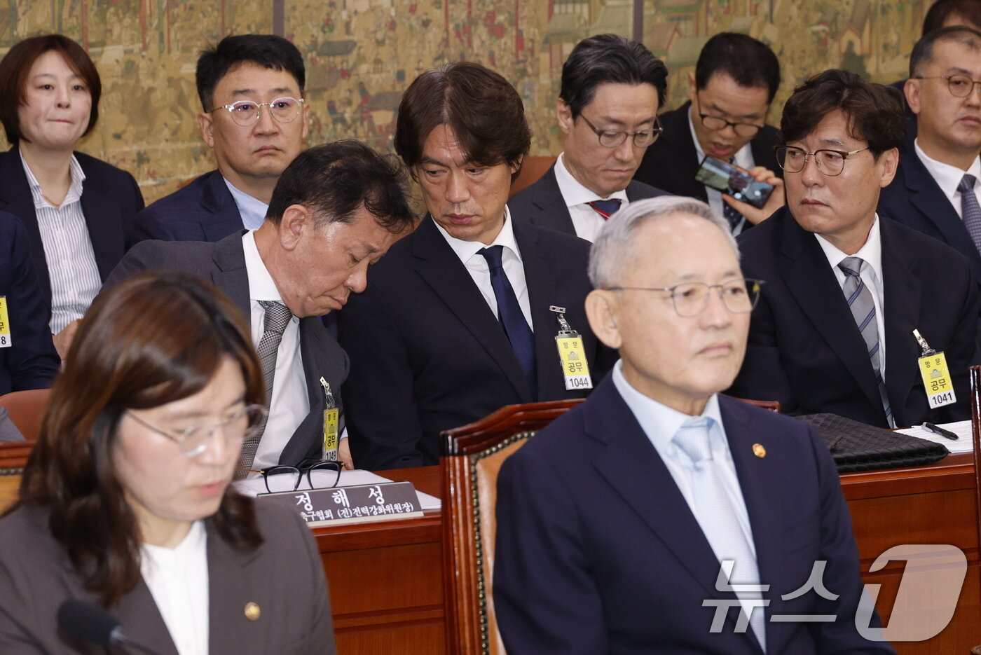 본문 이미지 - 홍명보 남자 축구대표팀 감독이 24일 오전 서울 여의도 국회 문화체육관광위원회에서 열린 대한축구협회 등에 대한 현안질의에 출석해 정해성 전 대한축구협회 전력강화위원장과 대화하고 있다. 2024.9.24/뉴스1 ⓒ News1 안은나 기자