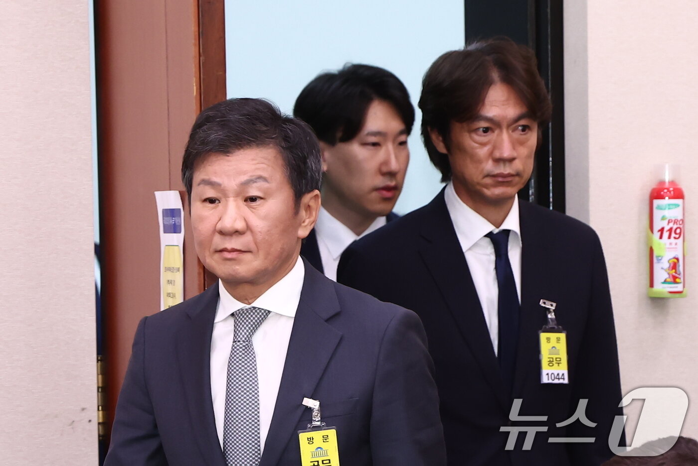 본문 이미지 - 정몽규 대한축구협회 회장과 홍명보 축구대표팀 감독이 4일 오전 서울 여의도 국회 문화체육관광위원회에서 열린 대한축구협회 등에 대한 현안질의에 출석하고 있다. 2024.9.24/뉴스1 ⓒ News1 김민지 기자
