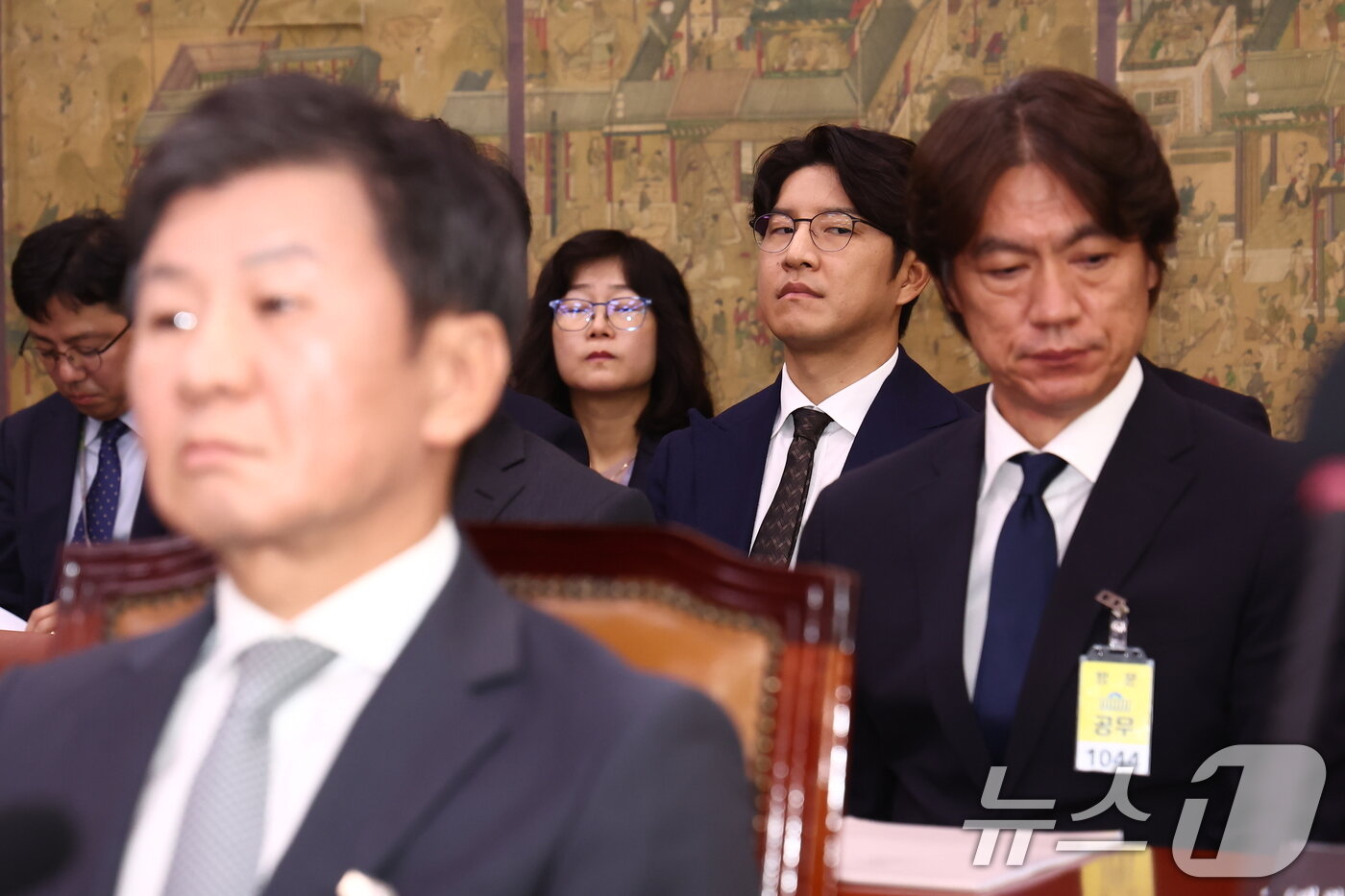 본문 이미지 - 박주호 전 대한축구협회 전력강화위원&#40;오른쪽 두 번째&#41;이 24일 오전 서울 여의도 국회 문화체육관광위원회에서 열린 대한축구협회 등에 대한 현안질의에 출석해 자리하고 있다. 오른쪽은 홍명보 남자 축구대표팀 감독, 앞줄 왼족은 정몽규 대한축구협회장. 2024.9.24/뉴스1 ⓒ News1 김민지 기자
