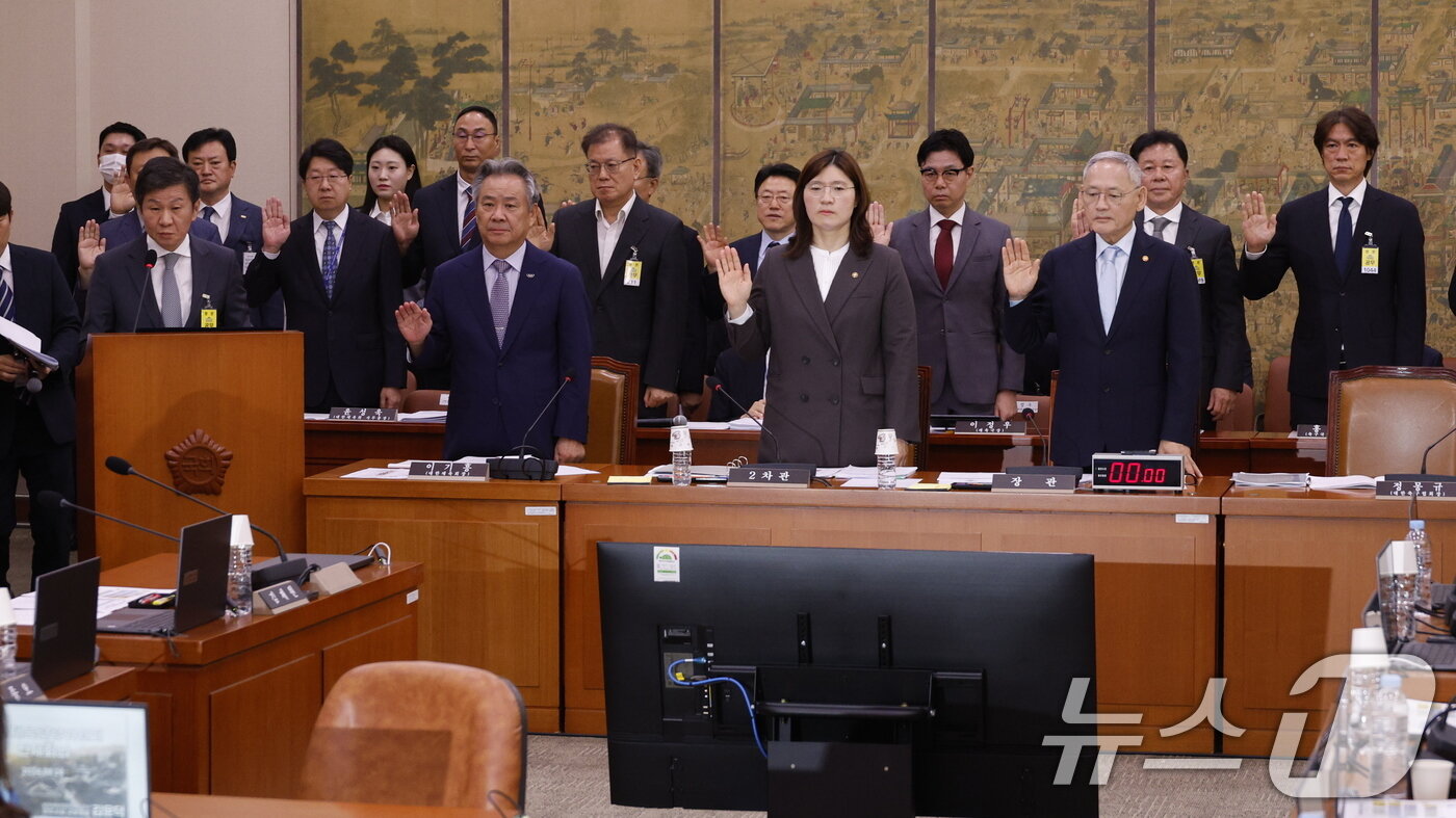 본문 이미지 - 정몽규 대한축구협회장을 비롯한 증인들이 24일 오전 서울 여의도 국회 문화체육관광위원회에서 열린 대한축구협회 등에 대한 현안질의에 출석해 선서하고 있다. 앞줄 왼쪽부터 정 회장, 이기흥 대한체육회장, 장미란 문화체육관광부 2차관, 유인촌 장관. 뒷줄 오른쪽은 홍명보 남자 축구대표팀 감독. 2024.9.24/뉴스1 ⓒ News1 안은나 기자