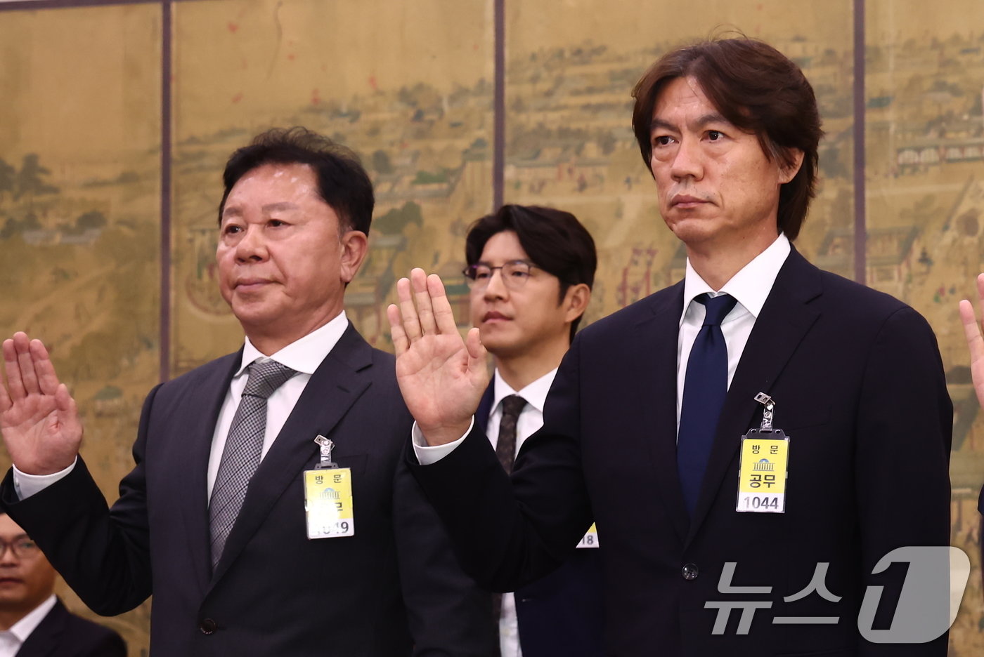 본문 이미지 - 홍명보 남자 축구대표팀 감독을 비롯한 증인들이 24일 오전 서울 여의도 국회 문화체육관광위원회에서 열린 대한축구협회 등에 대한 현안질의에 출석해 선서하고 있다. 앞줄 왼쪽은 정해성 전 대한축구협회 전력강화위원장. 뒤는 박주호 전 대한축구협회 전력강화위원. 2024.9.24/뉴스1 ⓒ News1 김민지 기자