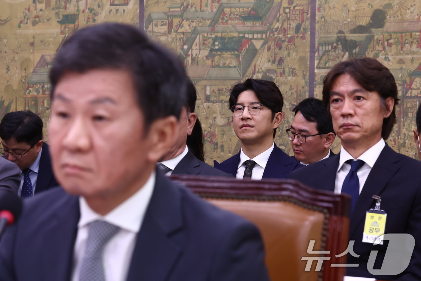 본문 이미지 - 박주호 전 대한축구협회 전력강화위원&#40;오른쪽 두 번째&#41;이 24일 오전 서울 여의도 국회 문화체육관광위원회에서 열린 대한축구협회 등에 대한 현안질의에 출석해 자리하고 있다. 오른쪽은 홍명보 남자 축구대표팀 감독, 앞줄 왼쪽은 정몽규 대한축구협회장. 2024.9.24/뉴스1 ⓒ News1 김민지 기자