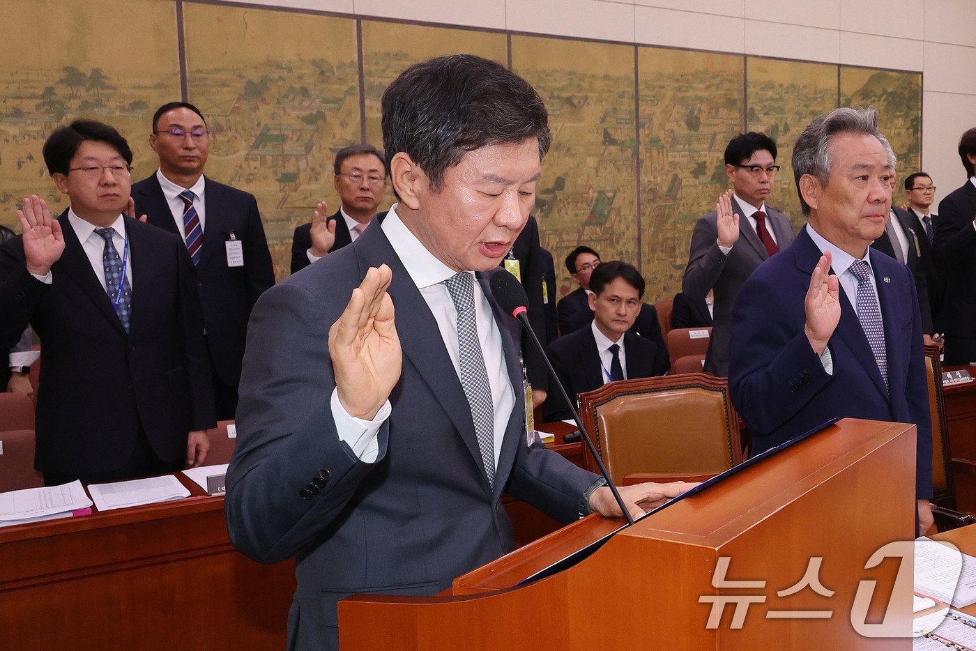 정몽규 대한축구협회장이 24일 오전 서울 여의도 국회에서 열린 문화체육관광위원회의 대한축구협회 등에 대한 현안질의에서 증인선서를 하고 있다. &#40;공동취재&#41; 2024.9.24/뉴스1 ⓒ News1 안은나 기자