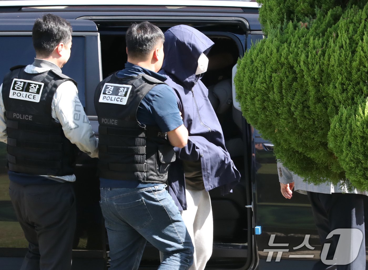 본문 이미지 - 태국 파타야 드럼통 살인사건 피의자 3명 중 1명인 A 씨(39)가 24일 베트남에서 국내로 강제 송환된 후 경찰 조사를 받기 위해 경남 창원 성산구 경남경찰청 형사기동대로 이동하고 있다. A 씨는 지난 5월 3일 일당 2명과 태국 방콕의 클럽에서 한국인 남성 관광객 B 씨(34·남)를 렌터카에 태워 파타야로 납치한 뒤 살해하고 다음 날 밤 대형 플라스틱 통에 시멘트와 함께 넣어 인근 저수지에 유기한 혐의를 받는다. 2024.9.24/뉴스1 ⓒ News1 윤일지 기자