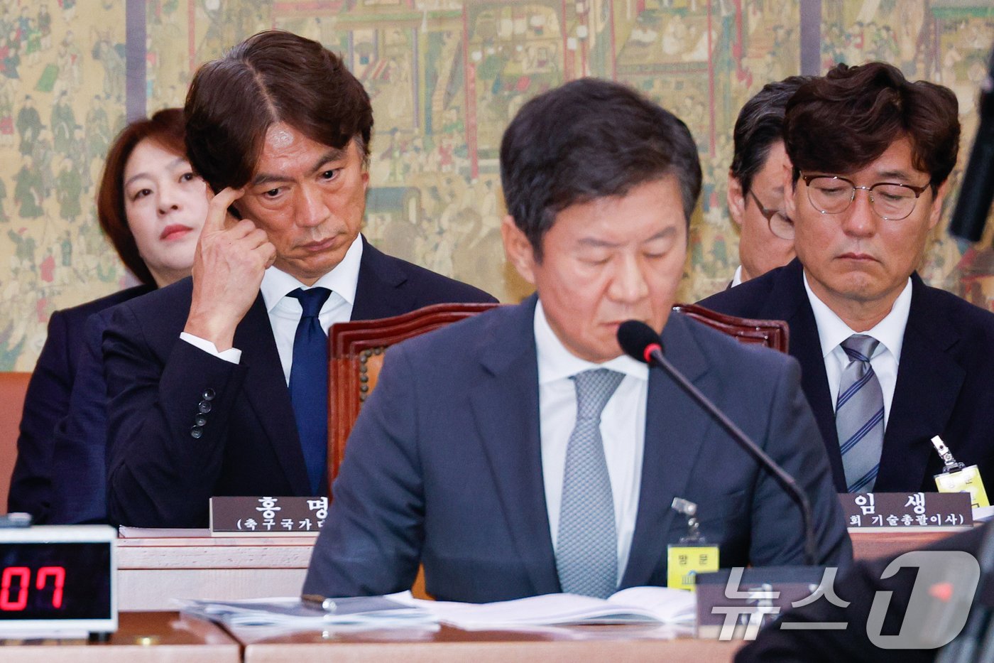 본문 이미지 - 홍명보 남자 축구대표팀 감독이 24일 오전 서울 여의도 국회 문화체육관광위원회에서 열린 대한축구협회 등에 대한 현안질의에 출석해 생각에 잠겨 있다. 가운데는 정몽규 대한축구협회장, 오른쪽은 이임생 기술총괄이사. 2024.9.24/뉴스1 ⓒ News1 안은나 기자
