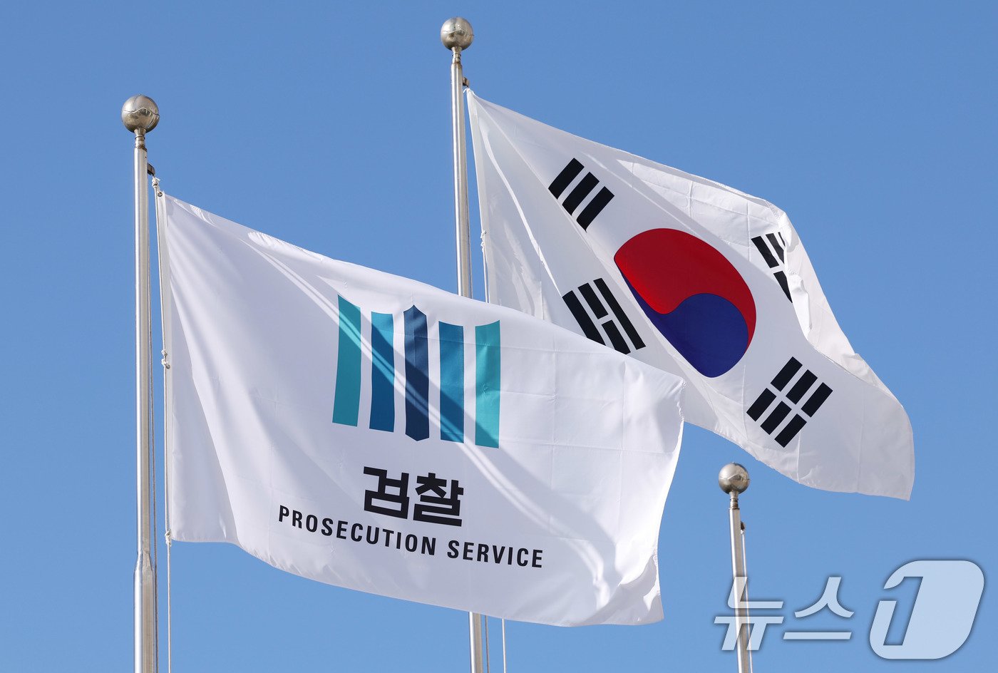 본문 이미지 - 24일 서울 서초구 대검찰청에서 검찰 깃발과 태극기가 바람에 펄럭이고 있다. 이날 대검에서는 윤석열 대통령 부인 김건희 여사에게 명품가방을 건넨 혐의를 받는 최재영 목사에 대한 검찰 수사심의위원회&#40;수심위&#41;가 열린다. 2024.9.24/뉴스1 ⓒ News1 박지혜 기자