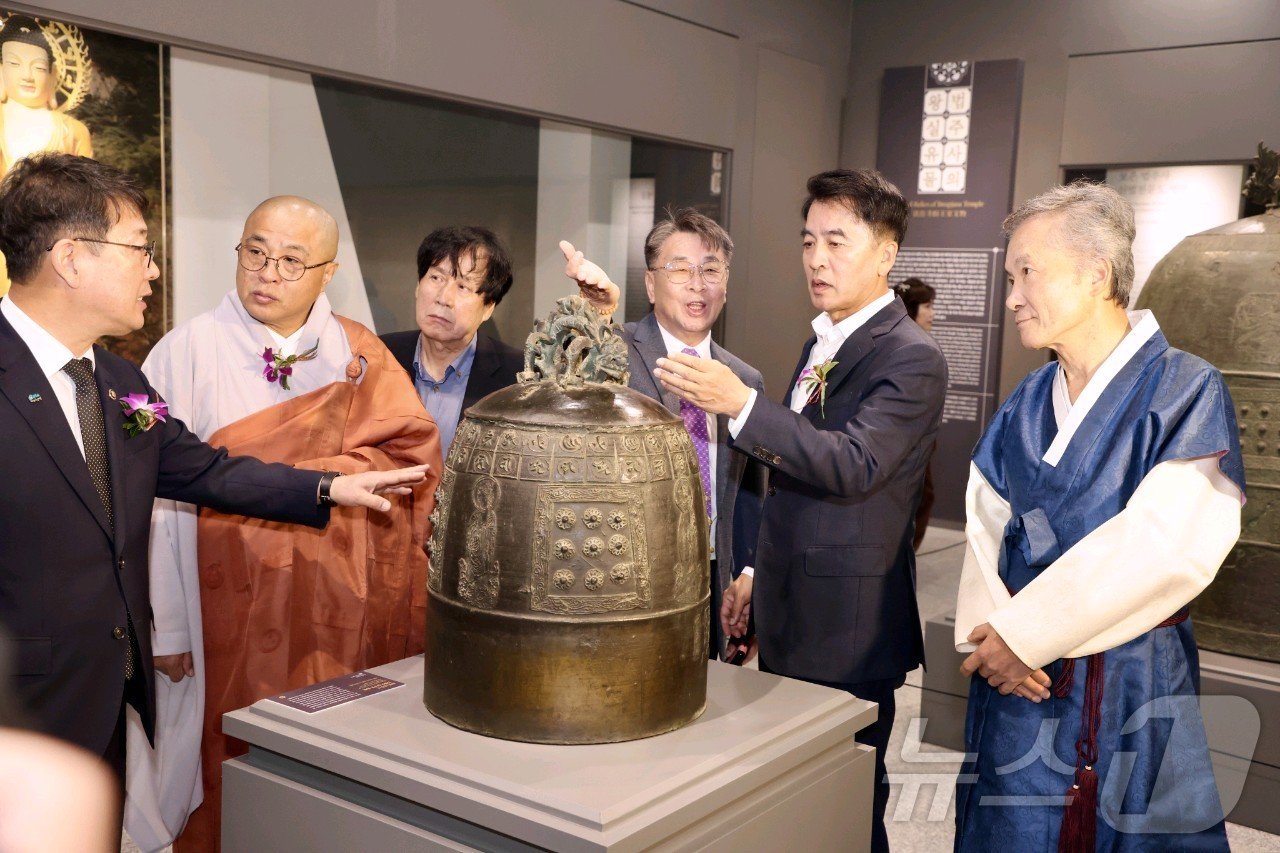 24일 보은 법주사 성보박물관 개관식에 참석한 최재형 보은군수&#40;오른쪽 두번째&#41;와 불교계 인사 등이 전시물을 둘러보고 있다. &#40;보은군 제공&#41; /뉴스1 