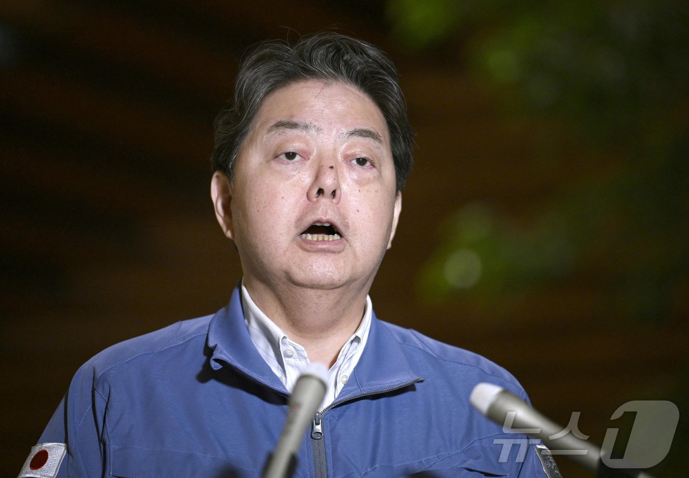 본문 이미지 - 하야시 요시마사 일본 관방장관이 23일(현지시간) 도쿄에서 취재진을 만나 “러시아 군 초계기가 일본 영공을 3차례에 걸쳐 침범했다”고 밝히고 있다. 2024.09.24 ⓒ 로이터=뉴스1 ⓒ News1 우동명 기자