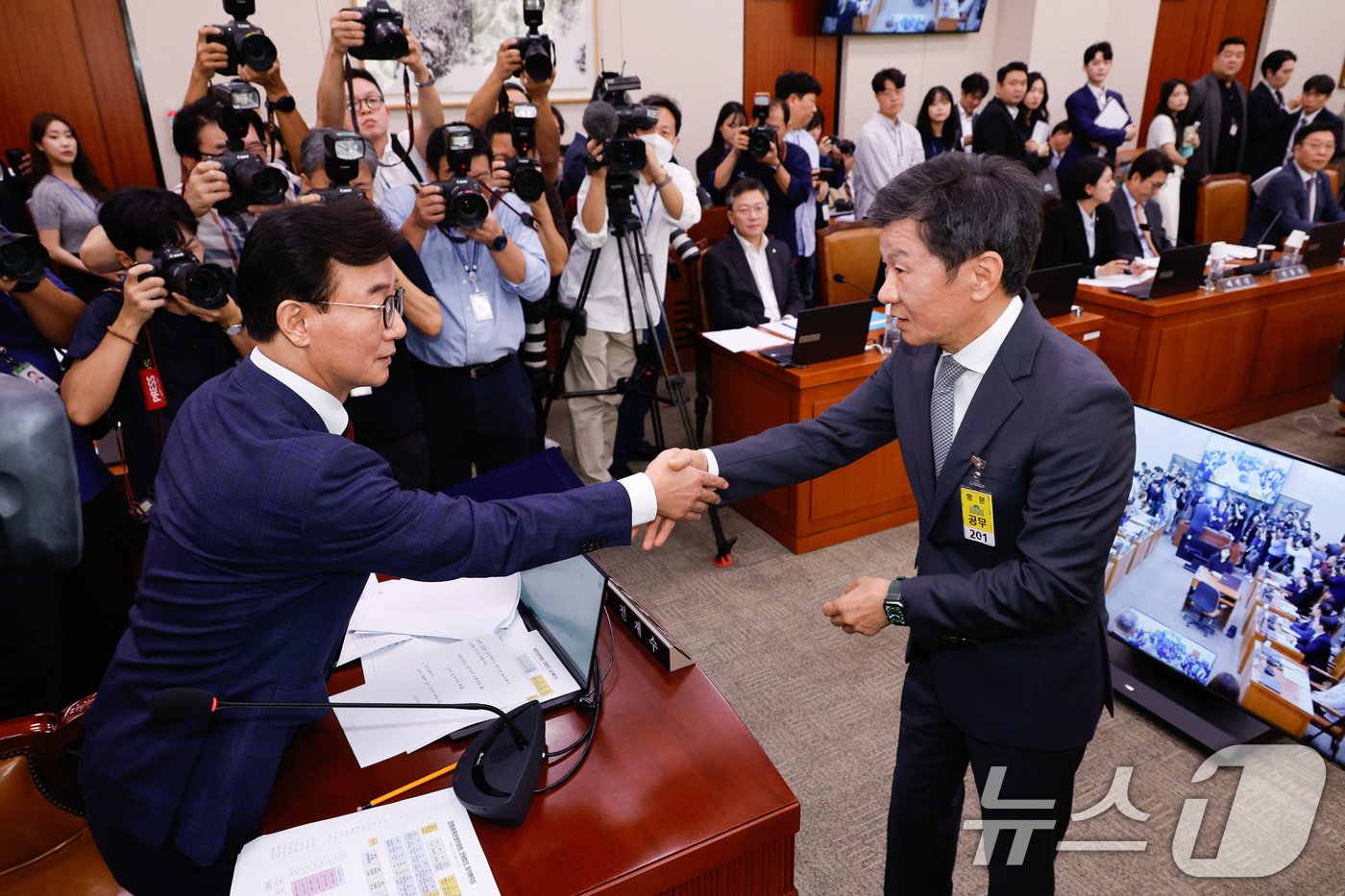 정몽규 대한축구협회장이 24일 오전 서울 여의도 국회 문화체육관광위원회에서 열린 대한축구협회 등에 대한 현안질의에 출석해 선서를 마친 후 전재수 위원장과 악수하고 있다. 2024.9.24/뉴스1 ⓒ News1 안은나 기자