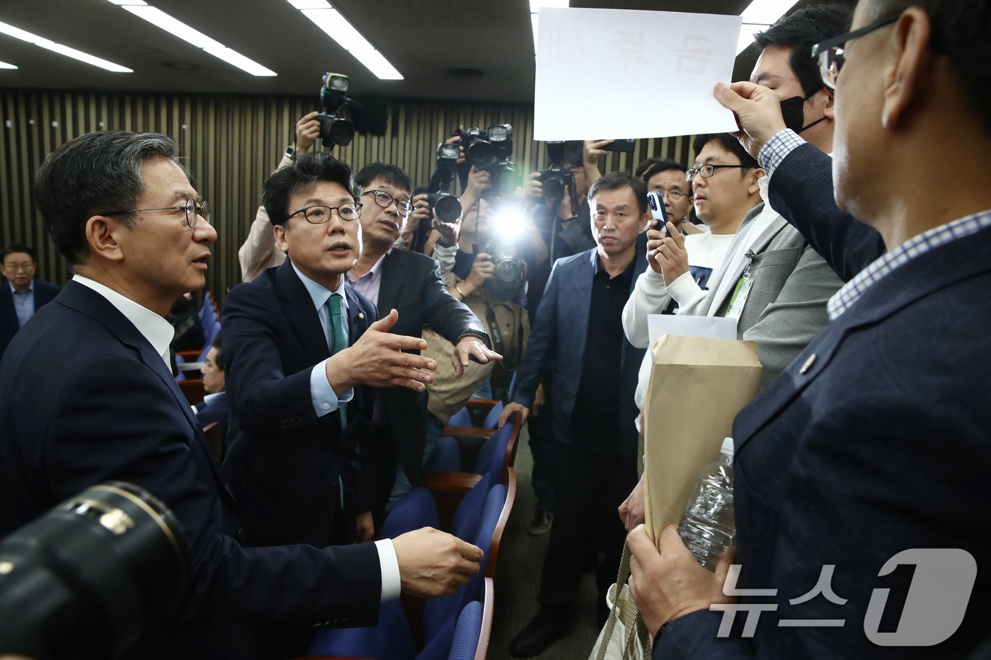 (서울=뉴스1) 이광호 기자 = 진성준 더불어민주당 정책위의장이 24일 오전 서울 여의도 국회에서 열린 '정책 디베이트(토론회): '행복하고 정의로운 대한민국, 금융투자소득세 시행 …