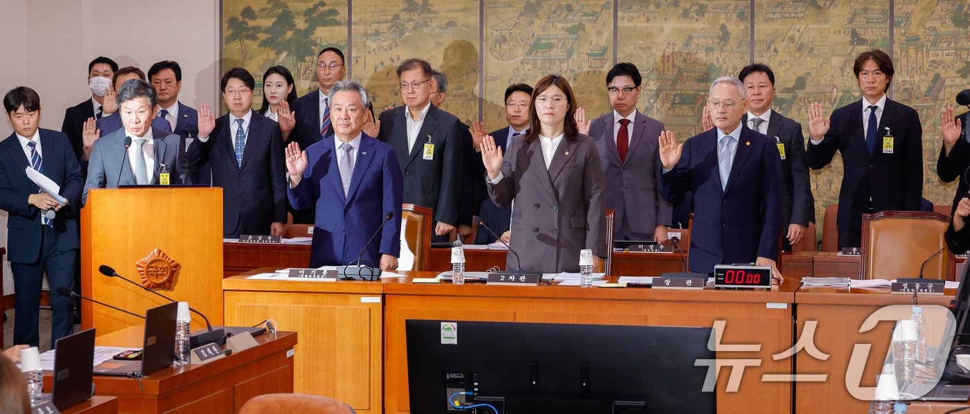 정몽규 대한축구협회장을 비롯한 증인들이 24일 오전 서울 여의도 국회 문화체육관광위원회에서 열린 대한축구협회 등에 대한 현안질의에 출석해 선서하고 있다. 앞줄 왼쪽부터 정 회장, 이기흥 대한체육회장, 장미란 문화체육관광부 2차관, 유인촌 장관. 뒷줄 오른쪽은 홍명보 남자 축구대표팀 감독. 2024.9.24/뉴스1 ⓒ News1 안은나 기자