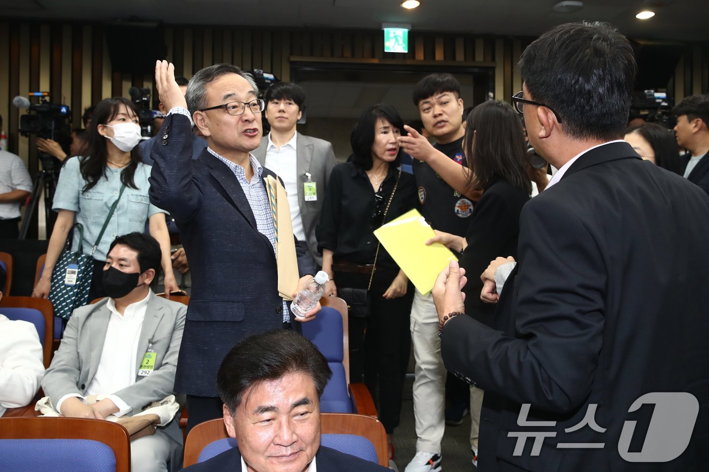 정의정 한국주식투자자연합회 대표와 개인투자자들이 24일 오전 서울 여의도 국회에서 열린 &#39;더불어민주당 정책 디베이트&#40;토론회&#41;: &#39;행복하고 정의로운 대한민국, 금융투자소득세 시행은 어떻게?&#39;를 찾아 방청을 요구하며 항의하고 있다. 2024.9.24/뉴스1 ⓒ News1 이광호 기자