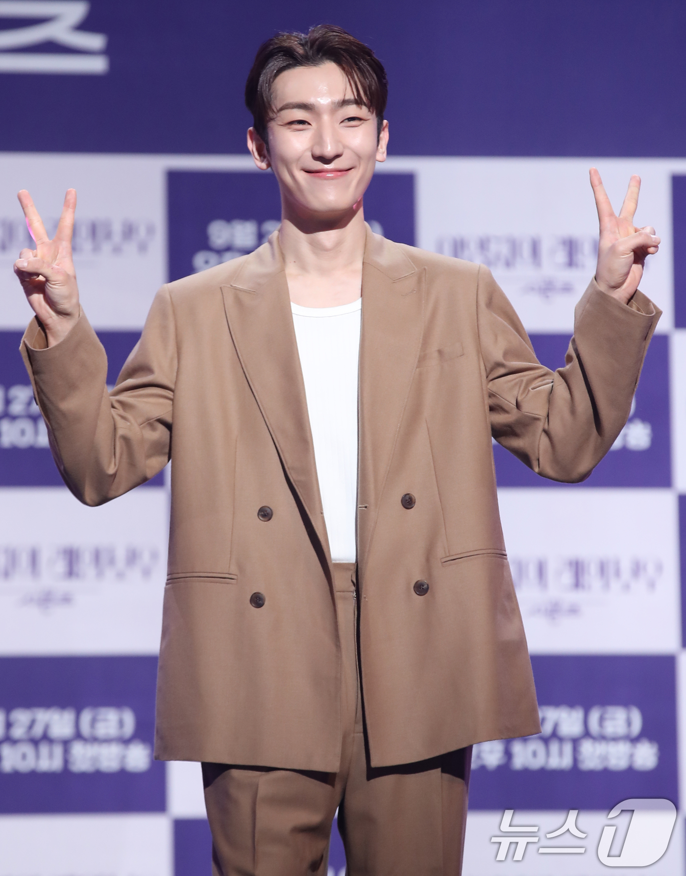 (서울=뉴스1) 권현진 기자 = 가수 정동환이 24일 오전 서울 영등포구 KBS 신관 공개홀에서 열린 KBS 2TV '더 시즌즈-이영지의 레인보우' 제작발표회에 참석해 포즈를 취하 …