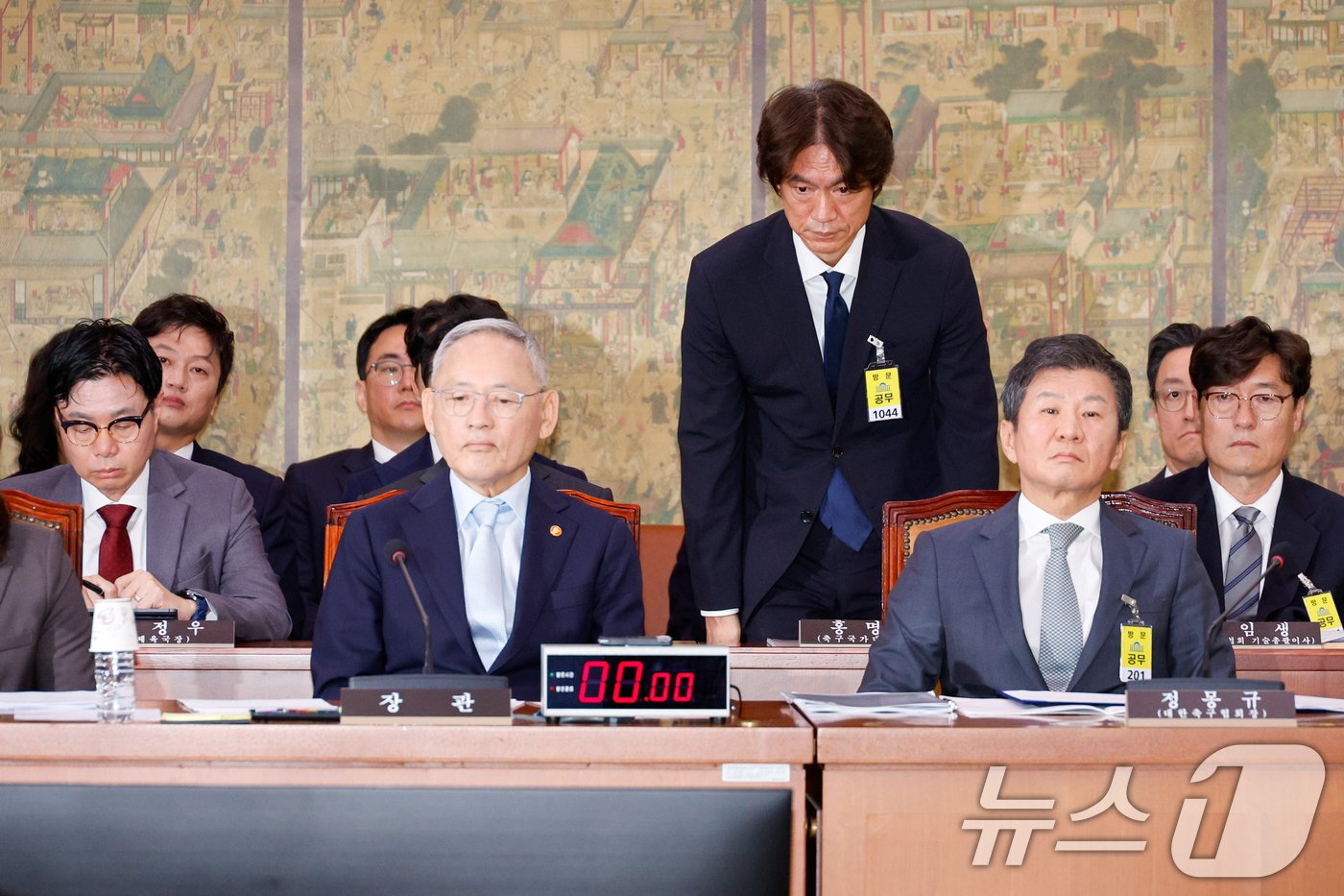 본문 이미지 - 홍명보 남자 축구대표팀 감독이 24일 오전 서울 여의도 국회 문화체육관광위원회에서 열린 대한축구협회 등에 대한 현안질의에 출석해 인사하고 있다. 앞줄 왼쪽부터 유인촌 문화체육관광부 장관, 정몽규 대한축구협회장. 2024.9.24/뉴스1 ⓒ News1 안은나 기자
