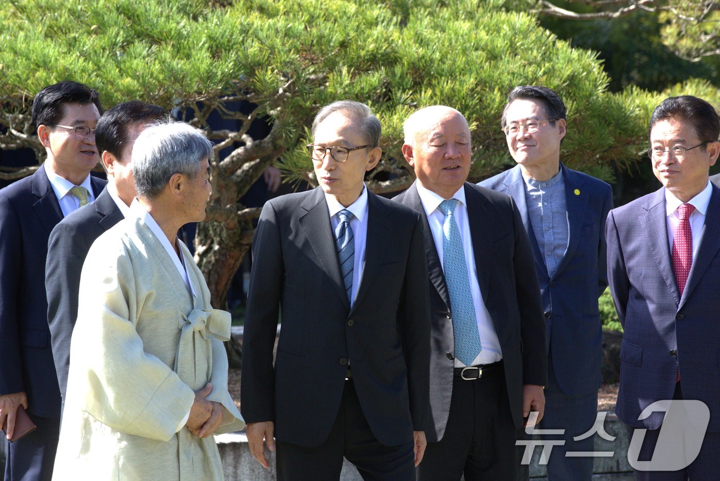 (안동=뉴스1) 신성훈 기자 = 이명박 전 대통령이 24일 경북 안동 하회마을을 방문해 이철우 경북도지사와 권기창 안동시장과 동행하며 마을 주민에게 마을의 역사를 설명 듣고 있다. …