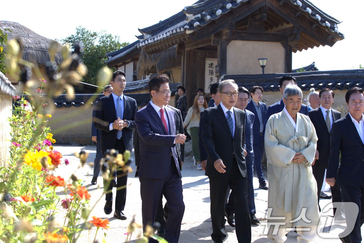 (안동=뉴스1) 신성훈 기자 = 이명박 전 대통령이 24일 경북 안동 하회마을을 방문해 이철우 경북도지사와 권기창 안동시장과 동행하며 마을 주민에게 마을의 역사를 설명 듣고 있다. …