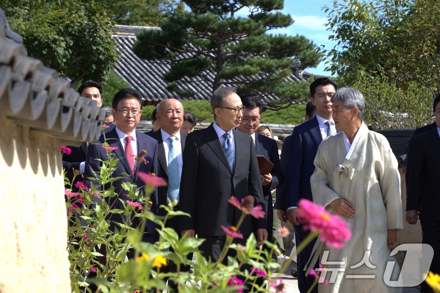 (안동=뉴스1) 신성훈 기자 = 이명박 전 대통령이 24일 경북 안동 하회마을을 방문해 이철우 경북도지사와 권기창 안동시장과 동행하며 마을 주민에게 마을의 역사를 설명 듣고 있다. …