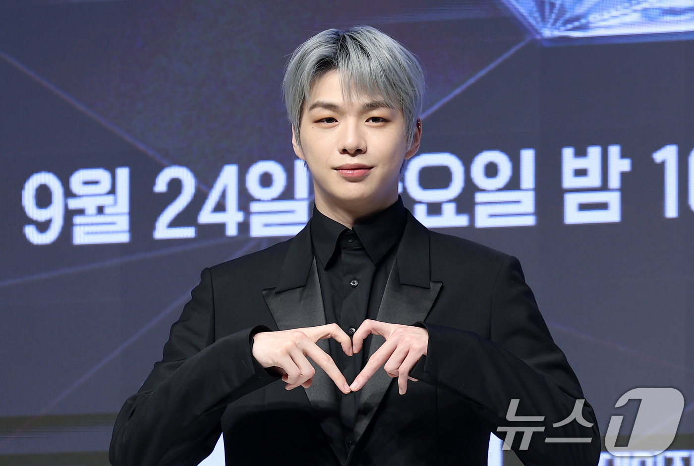 (서울=뉴스1) 김성진 기자 = 가수 강다니엘이 24일 서울 강남구 엘리에나 호텔에서 열린 Mnet 남성 무용수 서바이벌 '스테이지 파이터' 제작발표회에서 포즈를 취하고 있다.'스 …