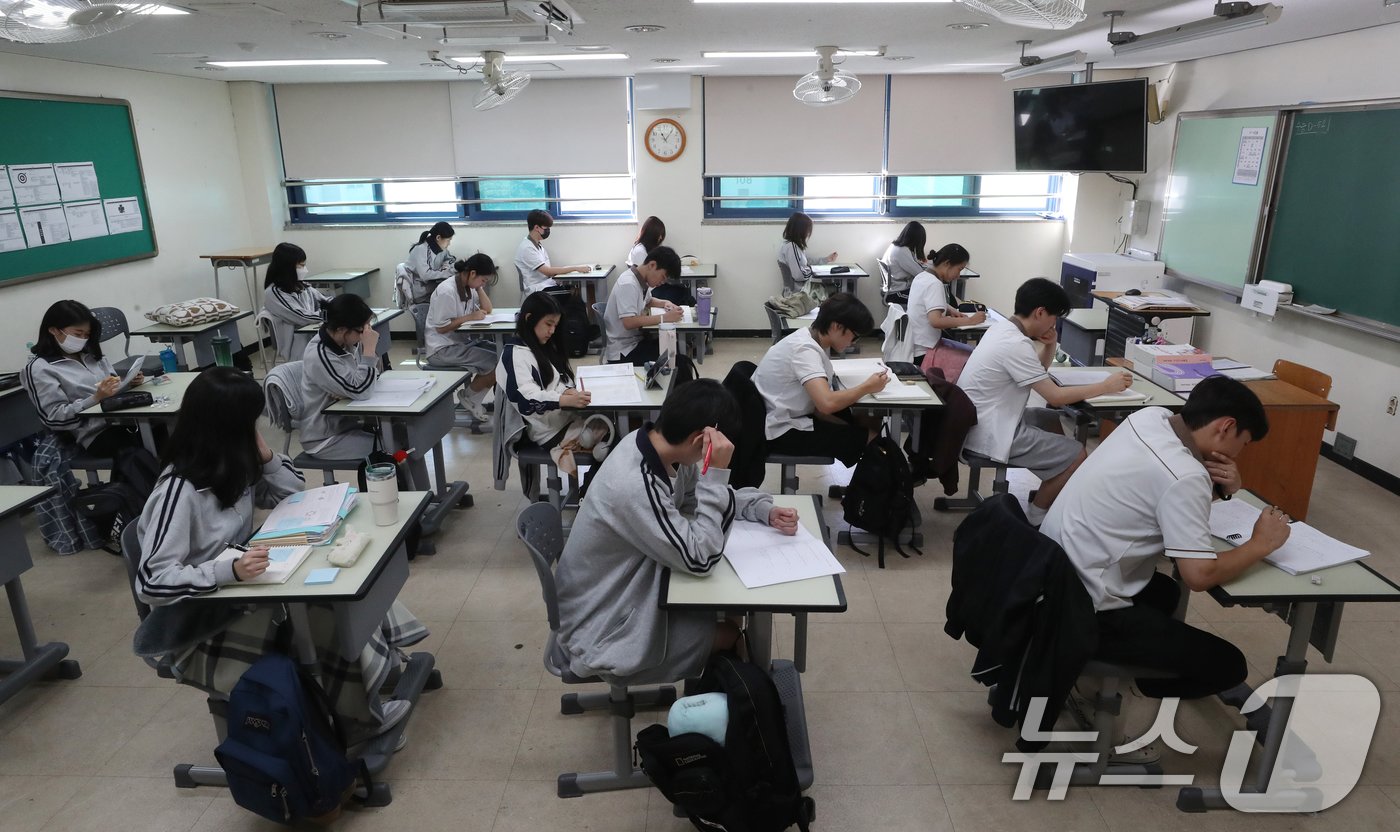 본문 이미지 - 2025학년도 대학수학능력시험 D-50을 하루 앞둔 24일 오전 경기 수원시 영통구 매탄고등학교에서 수능을 앞둔 고3 수험생들이 자율학습을 하고 있다. 2024.9.24/뉴스1 ⓒ News1 김영운 기자